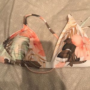 NWOT RIPCURL TOP. EXCELLENT CONDITION